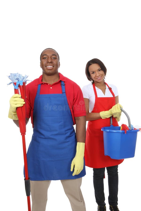 Uomo e donna attraenti di pulizia