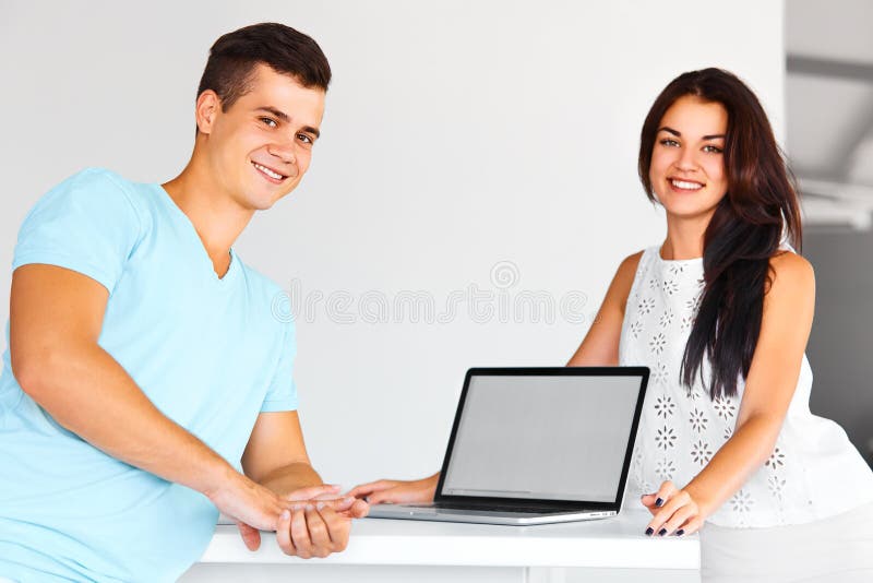 Uomo e donna che sorridono alla macchina fotografica Il concetto di comincia su ed elemosina fotografia stock Uomo e donna che sorridono alla macchina fotografica Il concetto di comincia su ed elemosina fotografia stock
