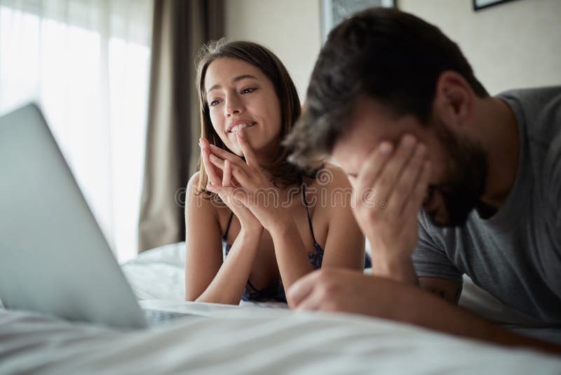 Uomo e donna del †di concetto della gente, della famiglia, di ora di andare a letto e di divertimento «con il computer portatil immagine stock libera da diritti Uomo e donna del †di concetto della gente, della famiglia, di ora di andare a letto e di divertimento «con il computer portatil immagine stock libera da diritti