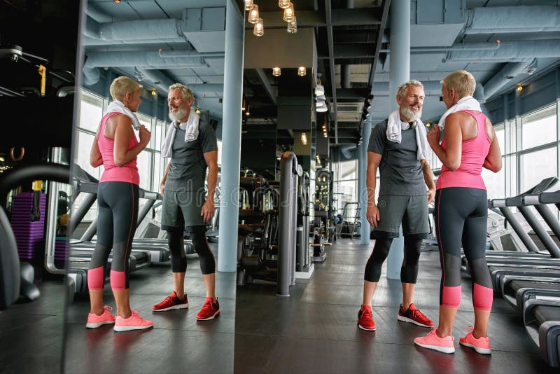 Uomo E Donna Di Mezza Età in Palestra Fotografia Stock - Immagine di  randello, conversazione: 232375094