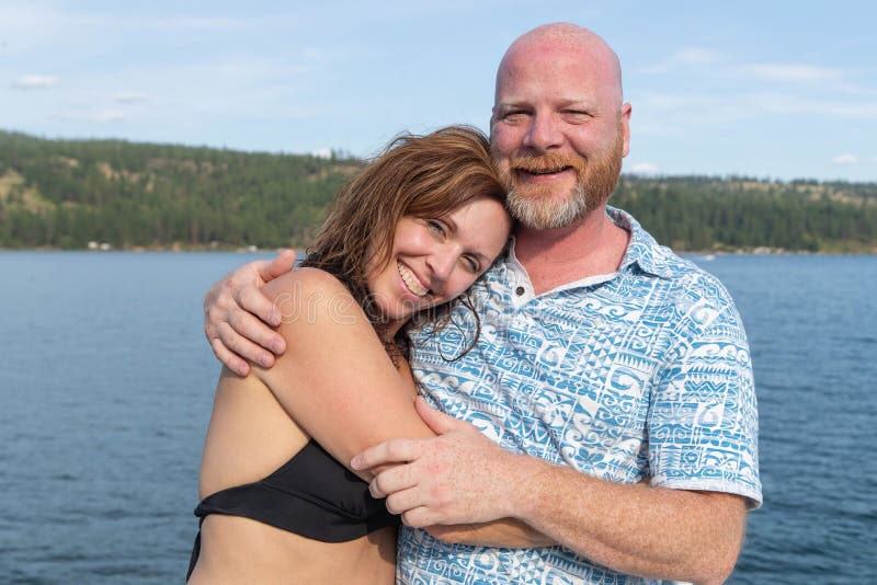 Uomo e donna felici insieme in un lago immagine stock libera da diritti Uomo e donna felici insieme in un lago immagine stock libera da diritti