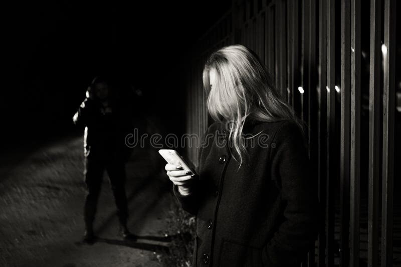 Uomo e giovane donna pericolosi immagini stock libere da diritti Uomo e giovane donna pericolosi immagini stock libere da diritti