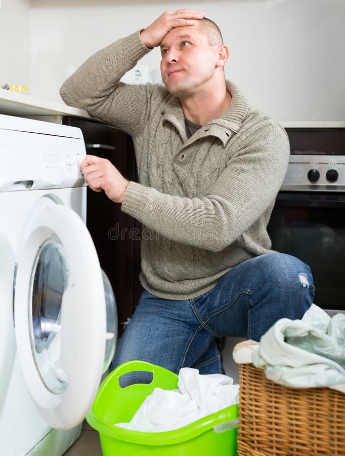 Uomo e lavatrice