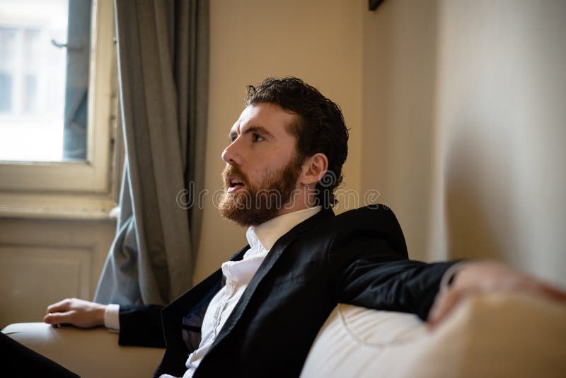 Uomo elegante dei pantaloni a vita bassa bei fotografia stock libera da diritti Uomo elegante dei pantaloni a vita bassa bei fotografia stock libera da diritti