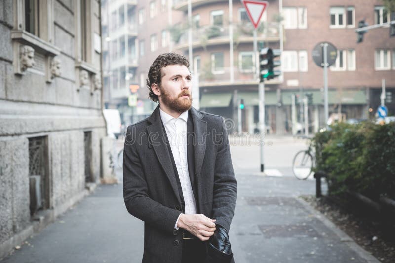 Uomo elegante dei pantaloni a vita bassa bei nella città immagini stock Uomo elegante dei pantaloni a vita bassa bei nella città immagini stock