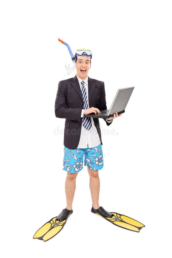 Uomo emozionante con la maschera di immersione subacquea che lavora al computer portatile fotografia stock libera da diritti Uomo emozionante con la maschera di immersione subacquea che lavora al computer portatile fotografia stock libera da diritti