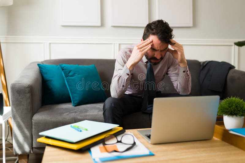 Uomo esausto che cerca di risolvere i problemi del lavoro immagini stock
