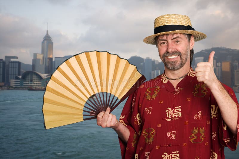 Uomo europeo in cinese il costume del cinese tradizionale in Hong Kong fotografia stock libera da diritti Uomo europeo in cinese il costume del cinese tradizionale in Hong Kong fotografia stock libera da diritti