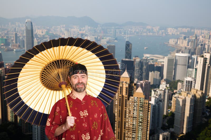 Uomo europeo in cinese il vestito del cinese tradizionale in Hong Kong fotografia stock Uomo europeo in cinese il vestito del cinese tradizionale in Hong Kong fotografia stock