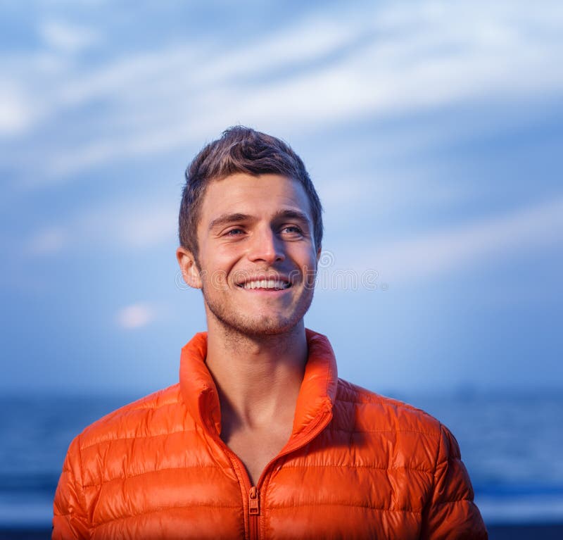 Uomo felice all'aperto fotografia stock. Immagine di caucasico - 35771130