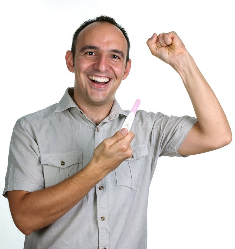 Uomo felice con il test di gravidanza fotografia stock libera da diritti Uomo felice con il test di gravidanza fotografia stock libera da diritti