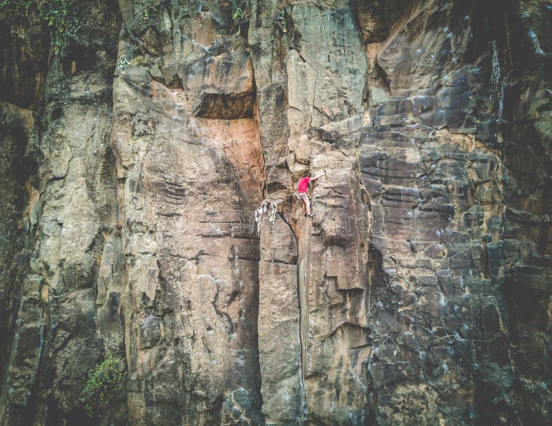 Uomo forte che arrampica su un muro di roccia in un canyon - Climber che si allena all'esterno in un punto roccioso - Viaggiare
