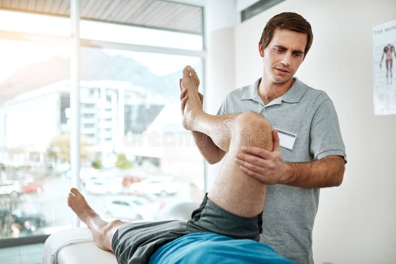 Uomo ginocchio o fisioterapista con riabilitazione della gamba in ufficio per lesioni con supporto ortopedico. Mobilità di guarigi fotografie stock libere da diritti