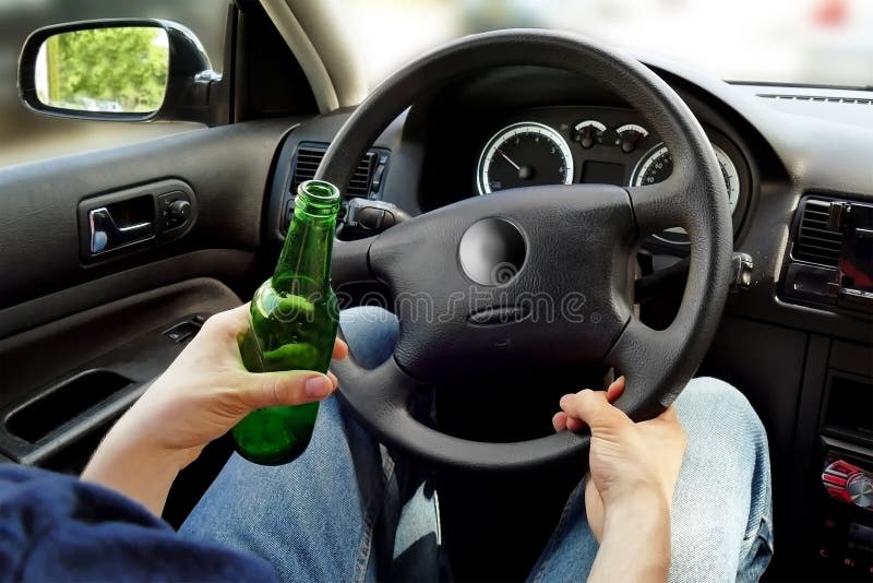Uomo irriconoscibile che beve e che guida Conce movente pericoloso immagini stock Uomo irriconoscibile che beve e che guida Conce movente pericoloso immagini stock