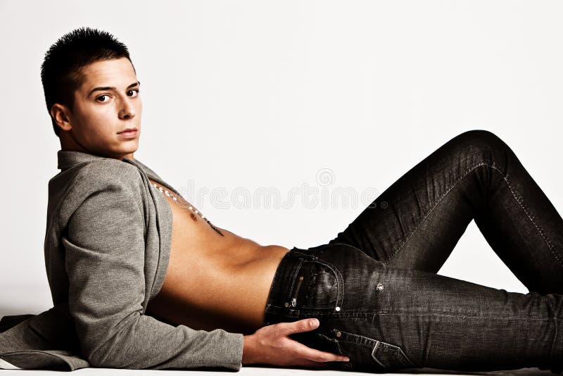 Uomo con i jeans immagine stock libera da diritti