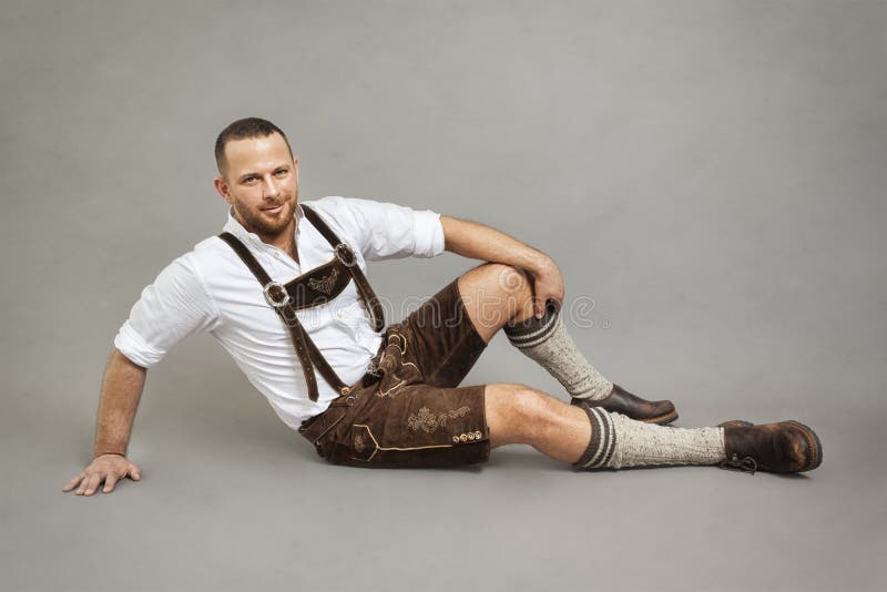 Uomo in lederhosen tradizionali bavaresi fotografia stock libera da diritti Uomo in lederhosen tradizionali bavaresi fotografia stock libera da diritti