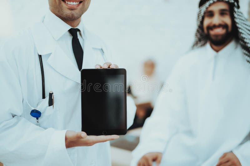Uomo maschio del dottore Holding Tablet Arabic all'ospedale fotografie stock libere da diritti Uomo maschio del dottore Holding Tablet Arabic all'ospedale fotografie stock libere da diritti