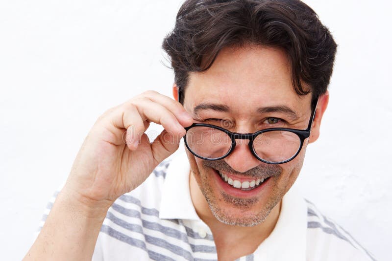 Uomo maturo allegro che tiene i vetri e sbattere le palpebre fotografia stock libera da diritti Uomo maturo allegro che tiene i vetri e sbattere le palpebre fotografia stock libera da diritti