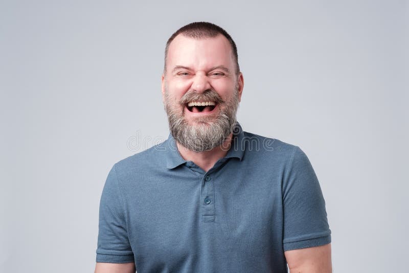 Uomo maturo caucasico che ride sullo scherzo divertente immagini stock libere da diritti Uomo maturo caucasico che ride sullo scherzo divertente immagini stock libere da diritti