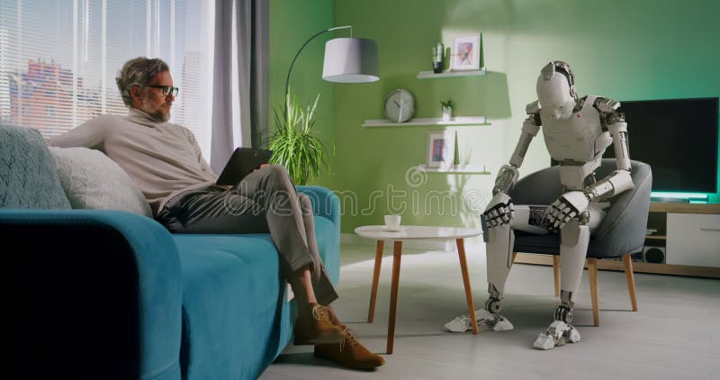 Uomo maturo che controlla il robot in casa video d archivio