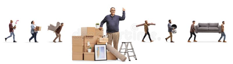 Uomo maturo con una pila di scatole di cartone puntate verso l'alto e persone sul retro che trasportano oggetti per la casa immagine stock libera da diritti