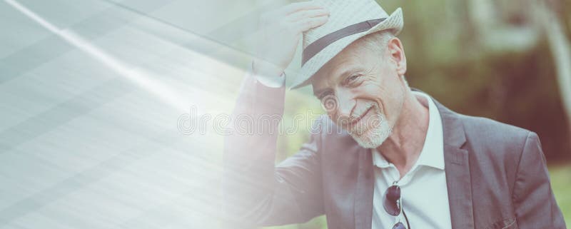 Uomo maturo felice che porta un cappello, effetto della luce illustrazione di stock Uomo maturo felice che porta un cappello, effetto della luce illustrazione di stock