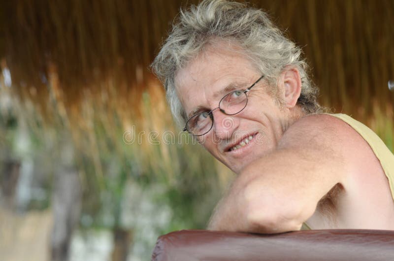 Uomo maturo senior & sorridere rilassato degli occhiali fotografia stock Uomo maturo senior & sorridere rilassato degli occhiali fotografia stock