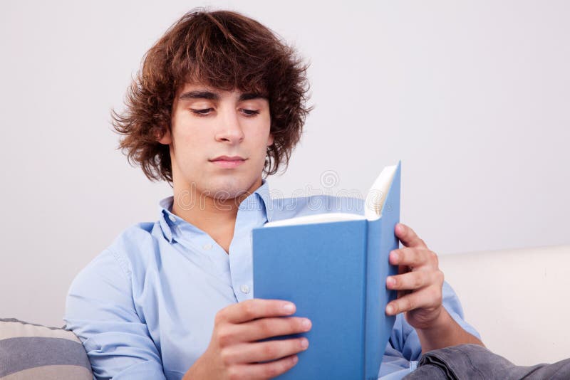 Uomo messo leggendo un libro fotografie stock Uomo messo leggendo un libro fotografie stock