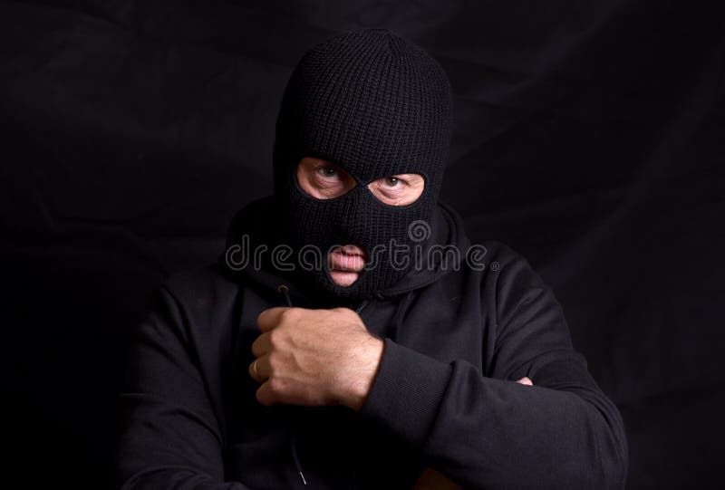 Uomo Minaccioso Con Una Maschera Della Passamontagna Immagine Stock -  Immagine di irriconoscibile, caucasico: 96514221