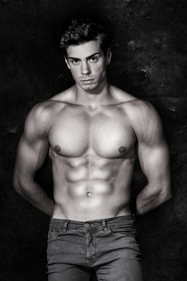 Uomo muscolare di modello italiano Ritratto nudo Rebecca 36 fotografia stock libera da diritti Uomo muscolare di modello italiano Ritratto nudo Rebecca 36 fotografia stock libera da diritti