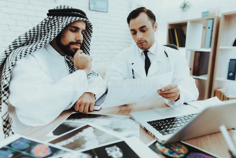 Uomo musulmano che ha dottore Therapist di Consultiation fotografia stock libera da diritti Uomo musulmano che ha dottore Therapist di Consultiation fotografia stock libera da diritti