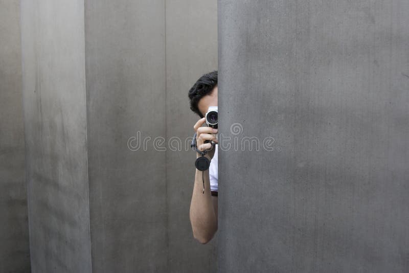 Uomo nascosto della macchina fotografica