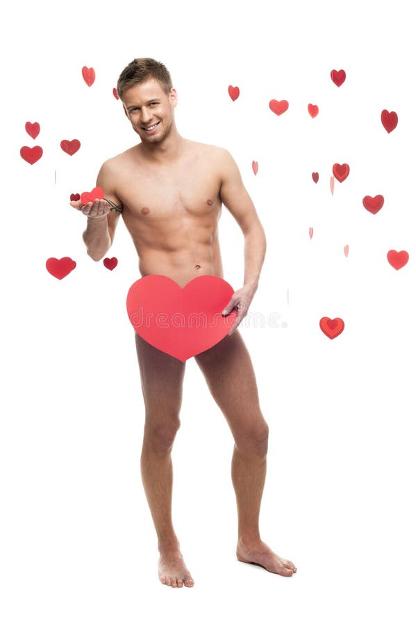 Uomo nudo divertente che tiene grande cuore di carta rosso fotografia stock Uomo nudo divertente che tiene grande cuore di carta rosso fotografia stock