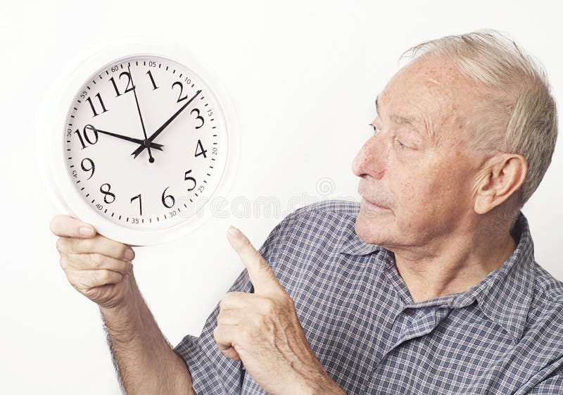 Uomo più anziano maturo che esamina orologio. immagine stock libera da diritti Uomo più anziano maturo che esamina orologio. immagine stock libera da diritti