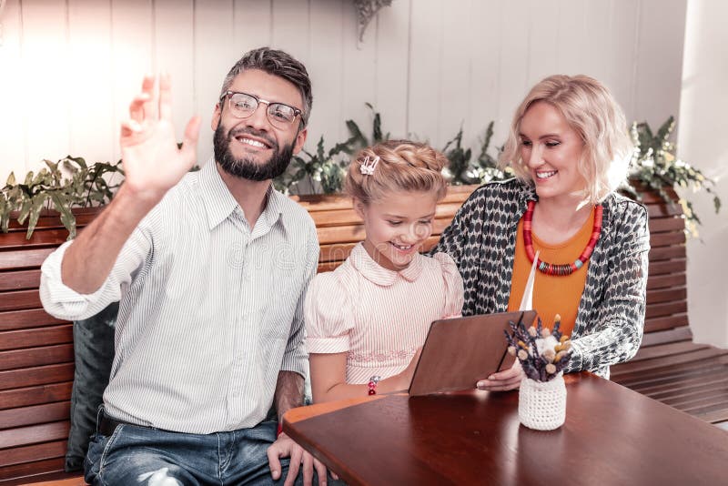 Uomo positivo allegro che chiede alla cameriera di bar di venire immagini stock Uomo positivo allegro che chiede alla cameriera di bar di venire immagini stock