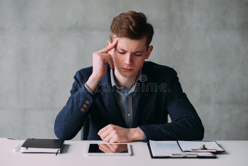 Uomo premuroso di affari di stile di vita dell'ufficio giovane fotografia stock libera da diritti Uomo premuroso di affari di stile di vita dell'ufficio giovane fotografia stock libera da diritti