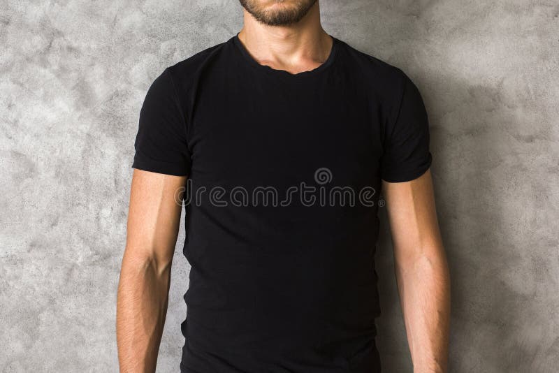 Uomo in primo piano nero della camicia immagini stock libere da diritti Uomo in primo piano nero della camicia immagini stock libere da diritti