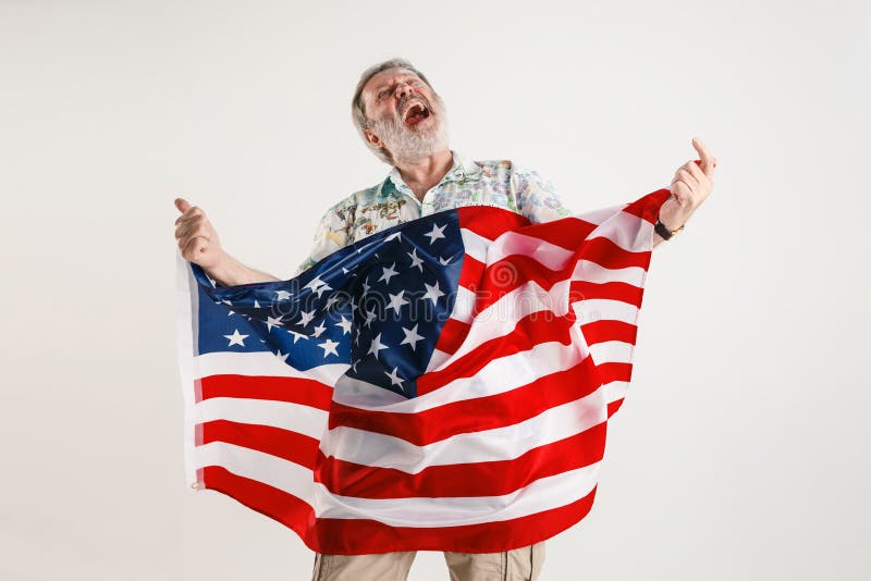 Uomo senior con la bandiera degli Stati Uniti d'America immagine stock libera da diritti Uomo senior con la bandiera degli Stati Uniti d'America immagine stock libera da diritti