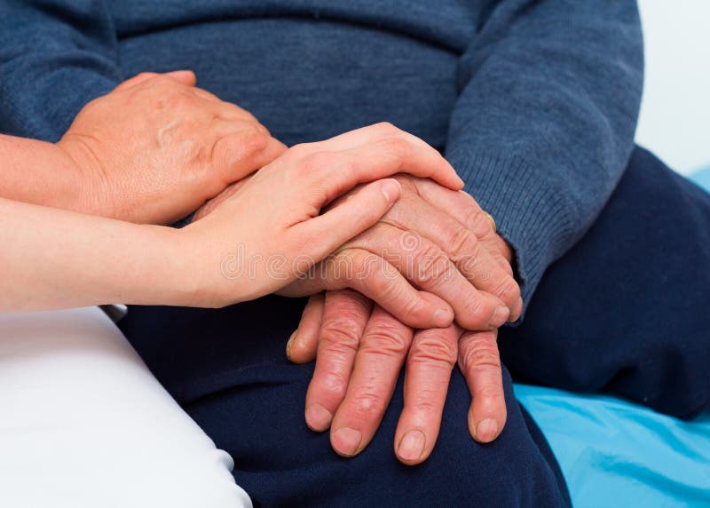 Uomo senior con la malattia seria che è sostenuta immagini stock libere da diritti Uomo senior con la malattia seria che è sostenuta immagini stock libere da diritti