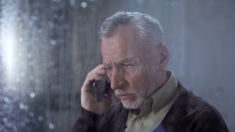 Uomo senior deprimente che parla sul telefono, comunicazione della famiglia, solitudine di vecchiaia immagini stock Uomo senior deprimente che parla sul telefono, comunicazione della famiglia, solitudine di vecchiaia immagini stock