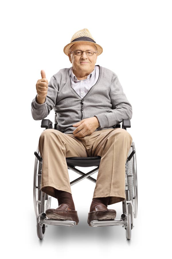 Uomo senior disabile in una sedia a rotelle che esamina la macchina fotografica e che mostra i pollici su fotografia stock Uomo senior disabile in una sedia a rotelle che esamina la macchina fotografica e che mostra i pollici su fotografia stock