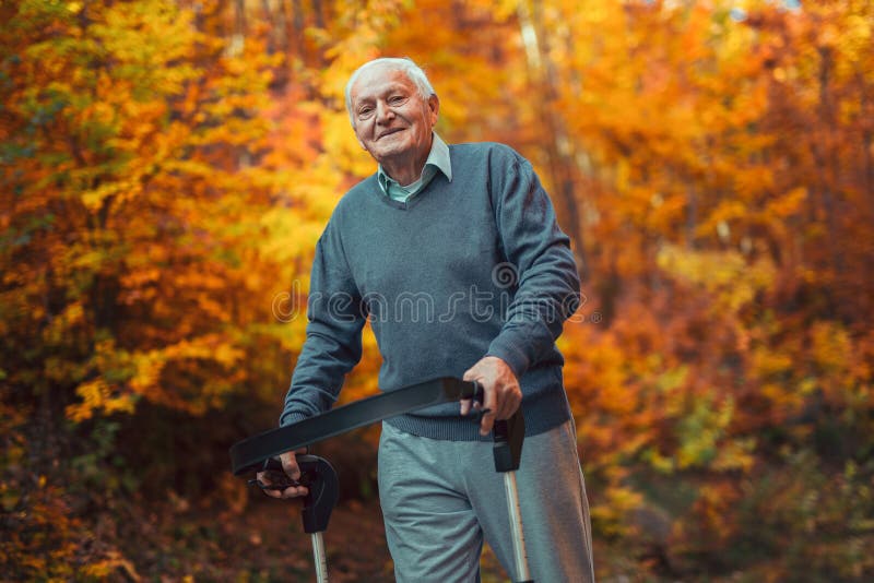 Uomo senior felice con una camminata nel parco immagini stock libere da diritti Uomo senior felice con una camminata nel parco immagini stock libere da diritti