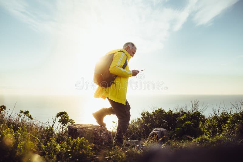 Uomo senior su un viaggio d'escursione avventuroso