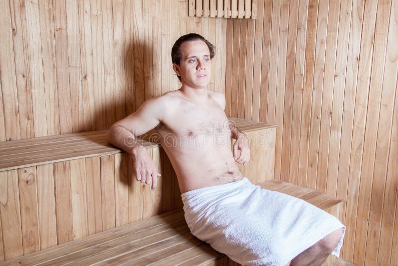 Uomo serio dentro la sauna immagine stock libera da diritti Uomo serio dentro la sauna immagine stock libera da diritti