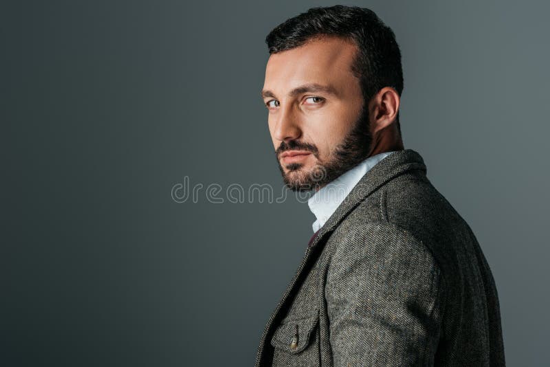 uomo sicuro bello che posa in rivestimento di tweed fotografie stock libere da diritti uomo sicuro bello che posa in rivestimento di tweed fotografie stock libere da diritti