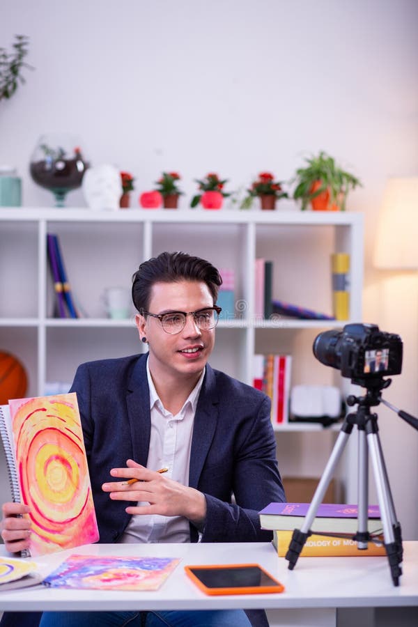 Uomo sicuro di sé serio che lavora come istruttore mentale professionale immagine stock libera da diritti Uomo sicuro di sé serio che lavora come istruttore mentale professionale immagine stock libera da diritti