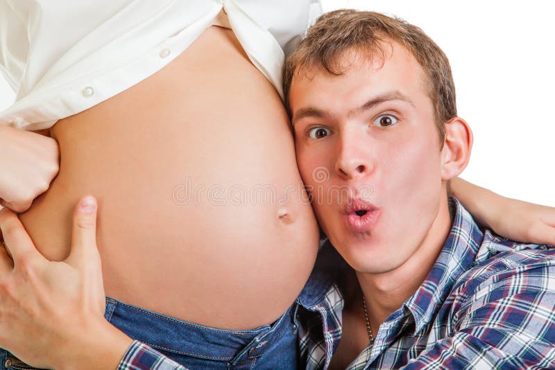 Uomo sorpreso con la moglie incinta