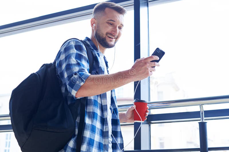 Uomo sorridente che esamina telefono immagini stock libere da diritti Uomo sorridente che esamina telefono immagini stock libere da diritti