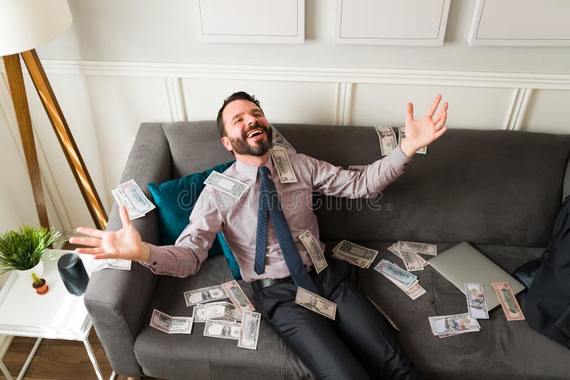Uomo sorridente che lancia soldi in aria immagini stock libere da diritti