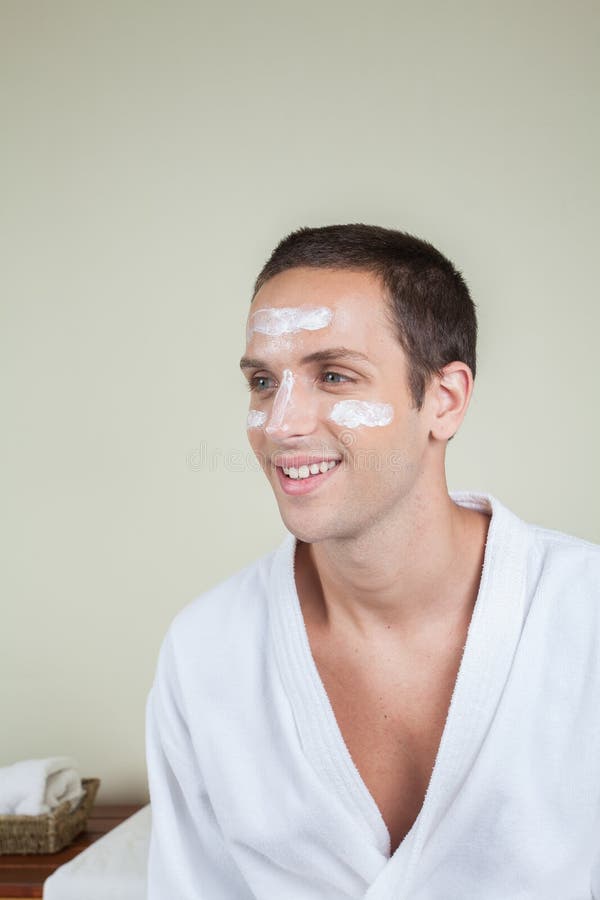 Uomo sorridente con crema sul suo fronte fotografia stock libera da diritti Uomo sorridente con crema sul suo fronte fotografia stock libera da diritti